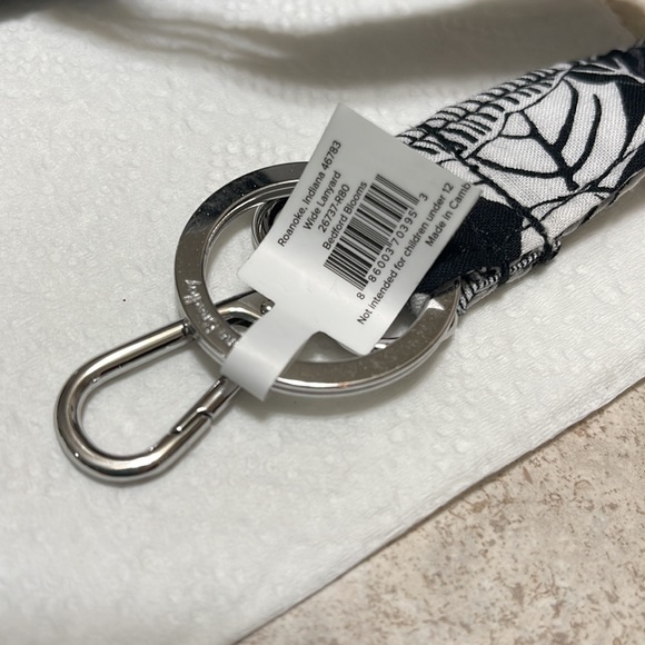 BNWT VERA BRADLEY WIDE LANYARD BEDFORD BLOOMS BLACK & WHITE PRINT HOLDER - Picture 5 of 6
